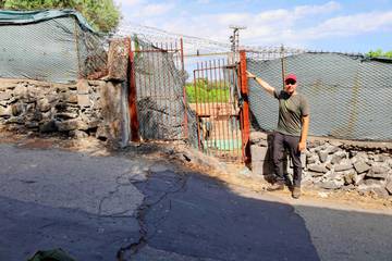 Prof. Krmíček u hranice povrchových projevů sesouvajícího se východního svahu Etny. Oblast v pravé části snímku již poklesla o přibližně 45 cm, a to rychlostí kolem 1 cm za rok.