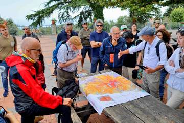 Účastníci mezinárodního workshopu diskutují strategii nad mapou Etny.